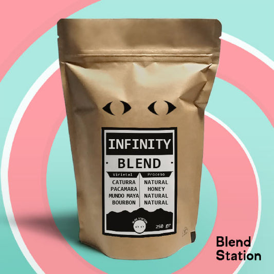 Café Infinity Blend / Caturra Natural - Pacamara Honey - Mundo Maya Natural - Bourbon Natural SPECIAL KRAFT · Blend Station ZD195
